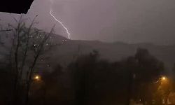 Bartın'da şimşekler geceyi aydınlattı, dolu yağışı şehri beyaza bürüdü