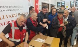 Vakıflar vatandaşlara Akide Şekeri Dağıttı