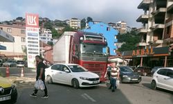 Facia’dan Dönüldü: Otomobil Tırın Altına Girmekten Son Anda Kurtuldu
