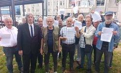 Emeklilerden Adliye Önünde Zam İsyanı: Haklarımızı Alana Kadar Mücadele Edeceğiz