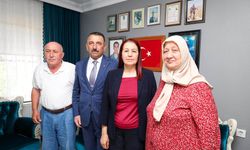Vali Hacıbektaşoğlu ve Eşinden Şehit Ailesi İle Kahraman Gaziye Anlamlı Ziyaret