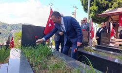 Kahramanların Kabrine Karanfiller Bırakıldı