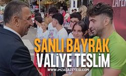 Zonguldak’ta 10.4 Kilometre Taşınan Şanlı Bayrak Valiye Teslim Edildi