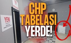 CHP Tabelası Yerde Ters Dönmüş Halde