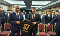 Ülkü Ocakları Başkanı Karali, Genel Başkan Yıldırım’a ​Madenci Şehitler Forması Takdim Etti
