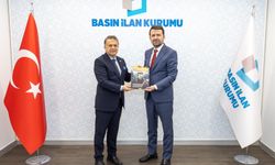 Medya Dünyasında Kritik Buluşma! Küresel Medya Dergisi BİK Genel Müdürü Abdulkadir Çay’a Takdim Edildi