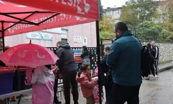 İzmit Belediyesi Yağışa Rağmen Beslenme Saati'ni Sürdürdü