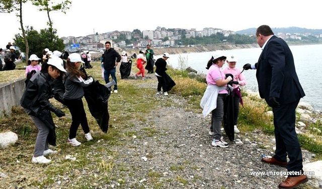 Gençlerle Birlikte Çöpleri Topladılar!