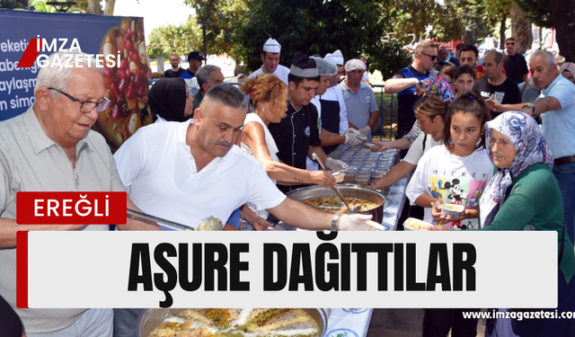 Meydanda vatandaşa aşure dağıttılar