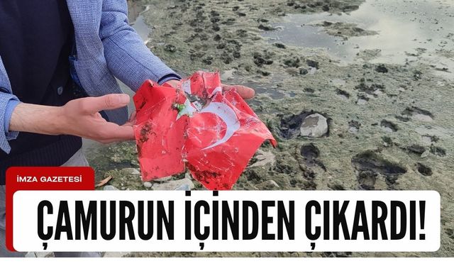 Çamura saplanan Türk Bayrağını çamurdan çıkardı!