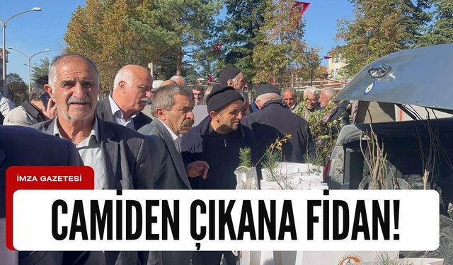 Camiden çıkana fidan verdiler...