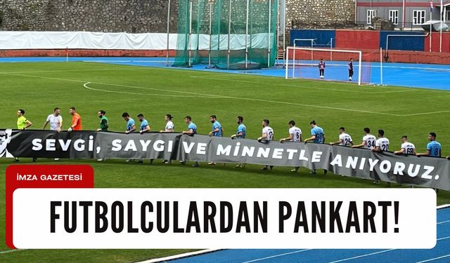 Futbolcular’dan Mustafa Kemal Atatürk’e pankart!