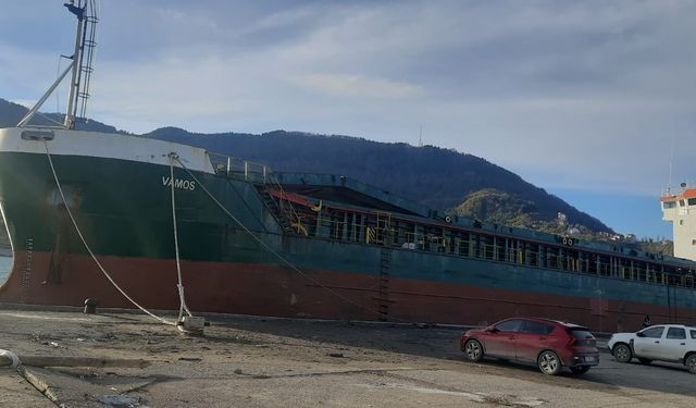 Kastamonu'da fırtınada karaya oturan gemiyi kurtarma operasyonu!