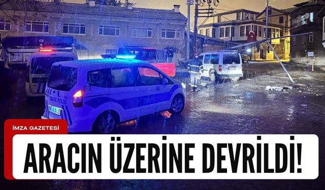 Elektrik direği park halindeki aracın üzerine devrildi