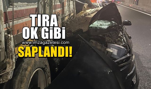 Tıra ok gibi saplanan otomobilde feci şekilde can verdi!