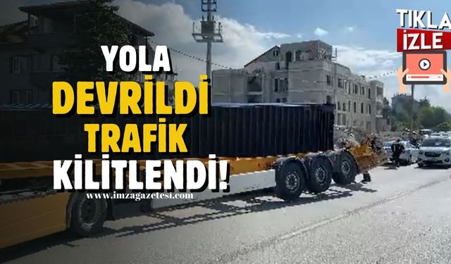 Taşıdığı konteyner yola devrildi, trafik kilitlendi!