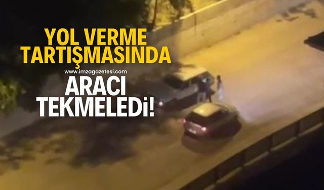 Yol verme kavgasına tutuştuğu şoförün aracına tekmeler savurdu!