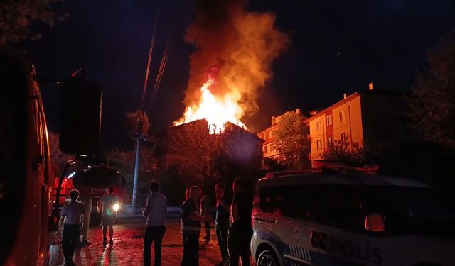 Apartmanın çatısına düşen yıldırım mahalle halkını sokağa döktü!