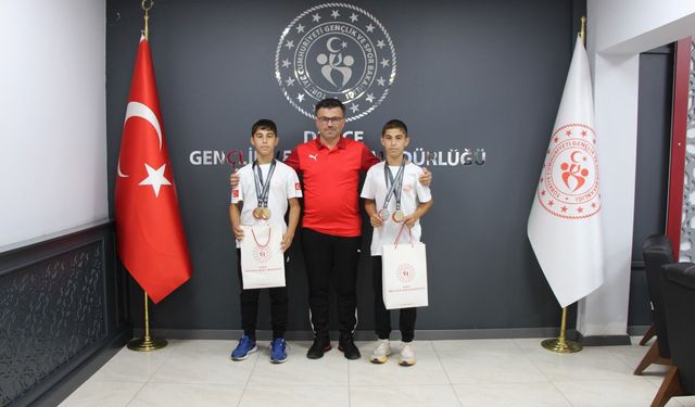 İkiz sporculardan müdüre ziyaret!