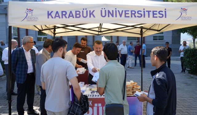 Rektör, öğrencileri karşıladı!