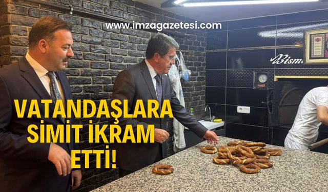 Eski bakan vatandaşlara simit ikram etti!