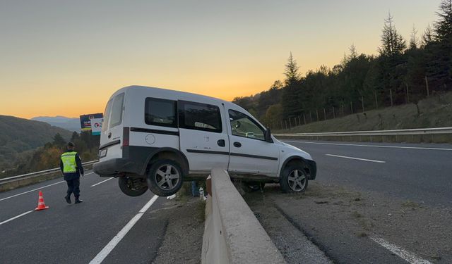 Kaza yapan araç bariyerlerde asılı kaldı