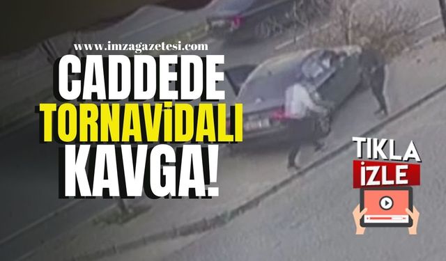 Cadde Ortasında Tornavidalı Kavga! Trafik Kazasına Sebep Oldular!