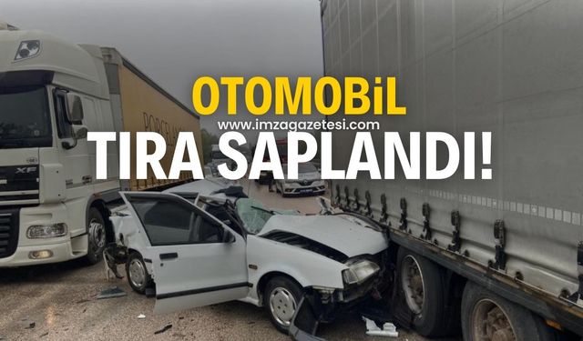 Otomobil tıra saplandı!