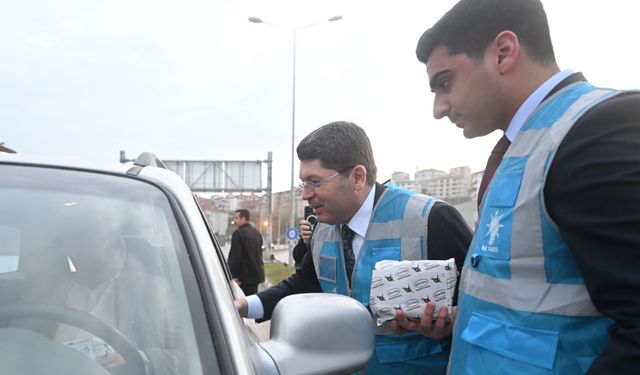 Adalet Bakanı Yılmaz Tunç, iftara yetişemeyen vatandaşlara ikram!