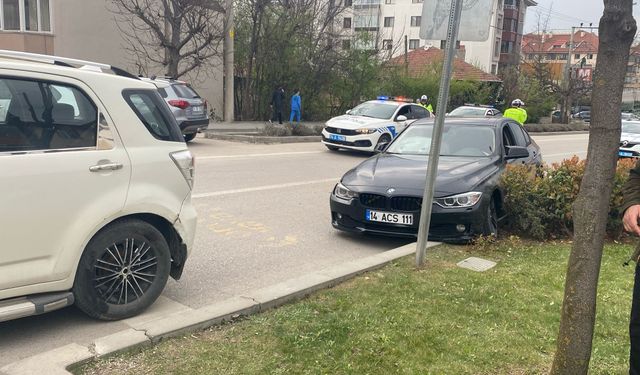 Yayaya yol veren arabaya çarptı