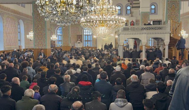 Camiler doldu taştı