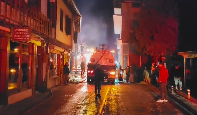 İki ev alevlere teslim oldu