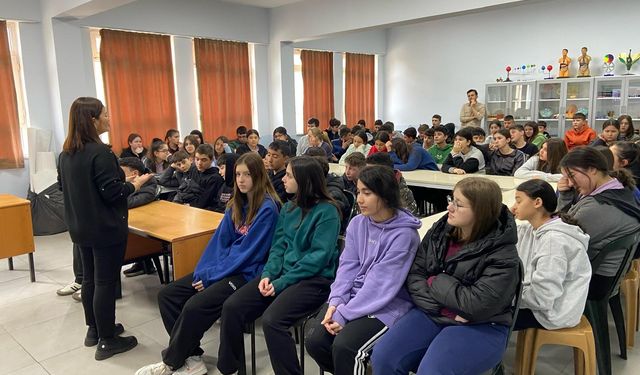 Zonguldak MESEM ve Işıkveren Ortaokulu'nda meslek seçimi eğitimleri verildi...