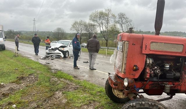 Çaycuma'da seyir halinde giden otomobil, traktöre çarptı! Yaralılar var!