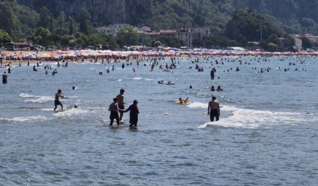 Tatil köyleri ve plajlar akına uğradı