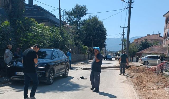 Telefon direği otomobilin üzerine devrildi