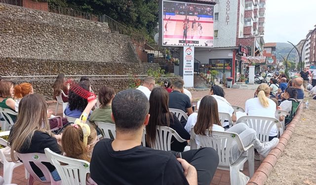 Kilimlililer Filenin sultanlarının final heyecanını dev ekranda izledi...