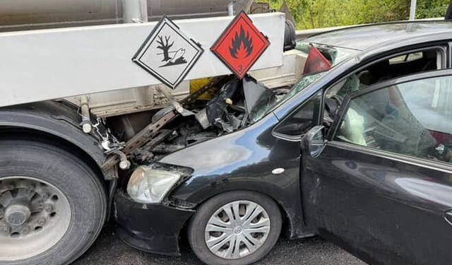 Otomobil tankere saplandı