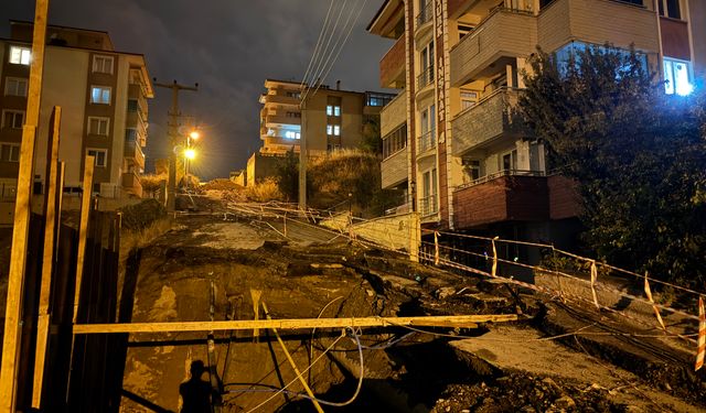 Çöken yol trafiğe kapatıldı