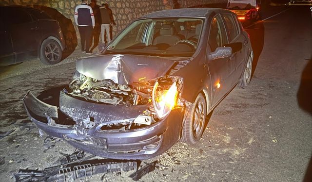 Otomobil beton mikseriyle çarpıştı