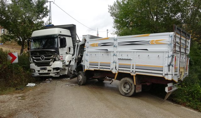 İki kamyon kafa kafaya çarpıştı! Yaralılar var