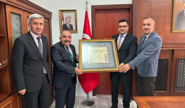 Zonguldak İl Müftüsünden Alaplı Kaymakamına Hat Sanatı işlemeli Tablo Hediye