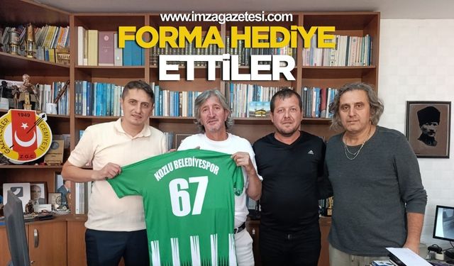 Forma Hediye Ettiler. Kozlu Belediyespor'dan Zonguldak Gazeteciler Cemiyeti 'ne Ziyaret