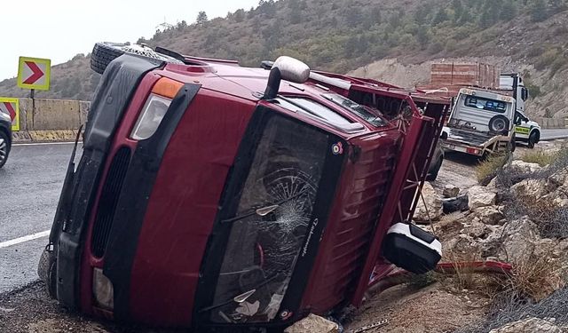 Kamyonetin Kanala Devrilmesi Sonucu 5 Yaralı