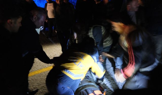 İş makinası yüklü tır devrildi yaralı var