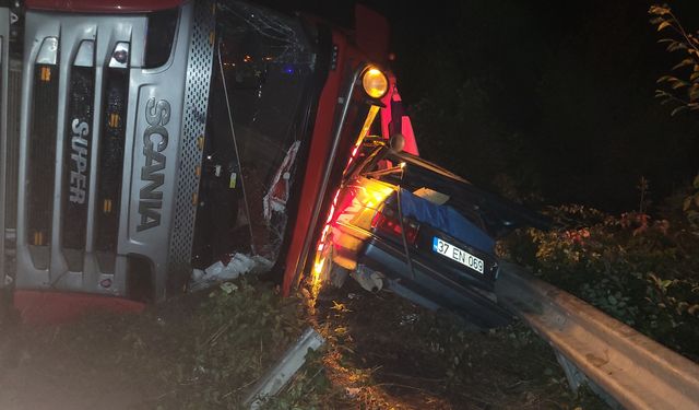 Tır otomobilin üzerine devrildi