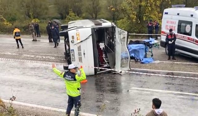 Son Dakika! İşçi minübüsü Devrildi! Ölen ve Yaralananlar var!