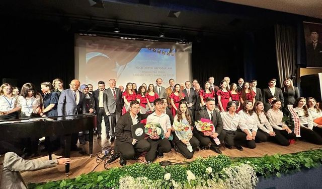 Sanatın Kalbi Ereğli’de Attı: “Kim Var?” Gecesi Ayakta Alkışlandı!