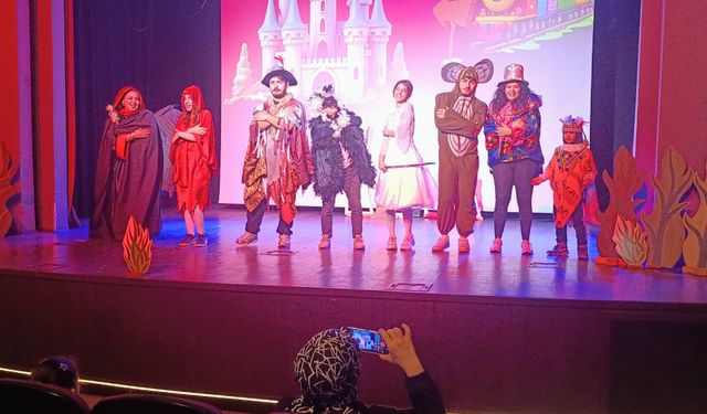 Zonguldak'ta Çocuklar İyiliği Sahnede Öğreniyor