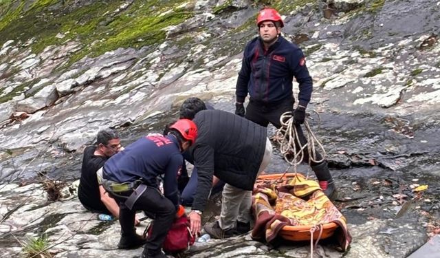 Şelaleleri gezen muhtar 30 metre yükseklikten düştü!